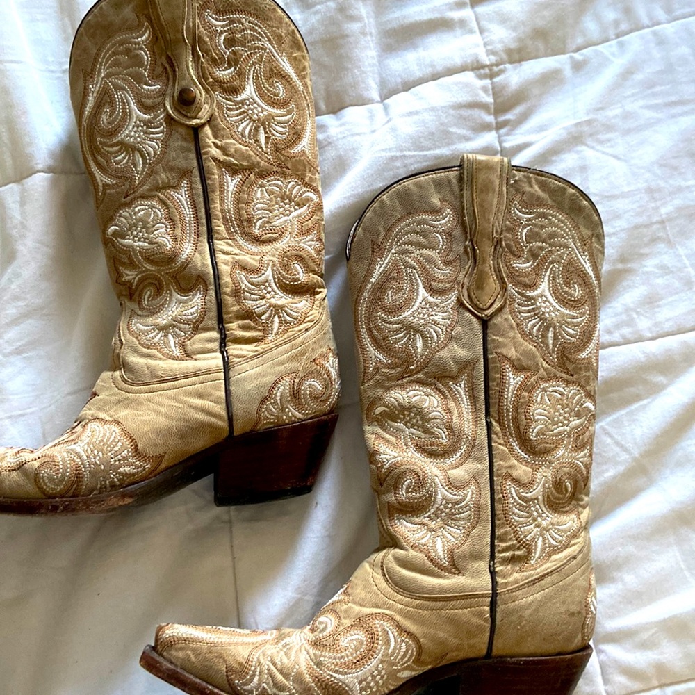 Used Cowboy Boots perfect to dance and look cute!
